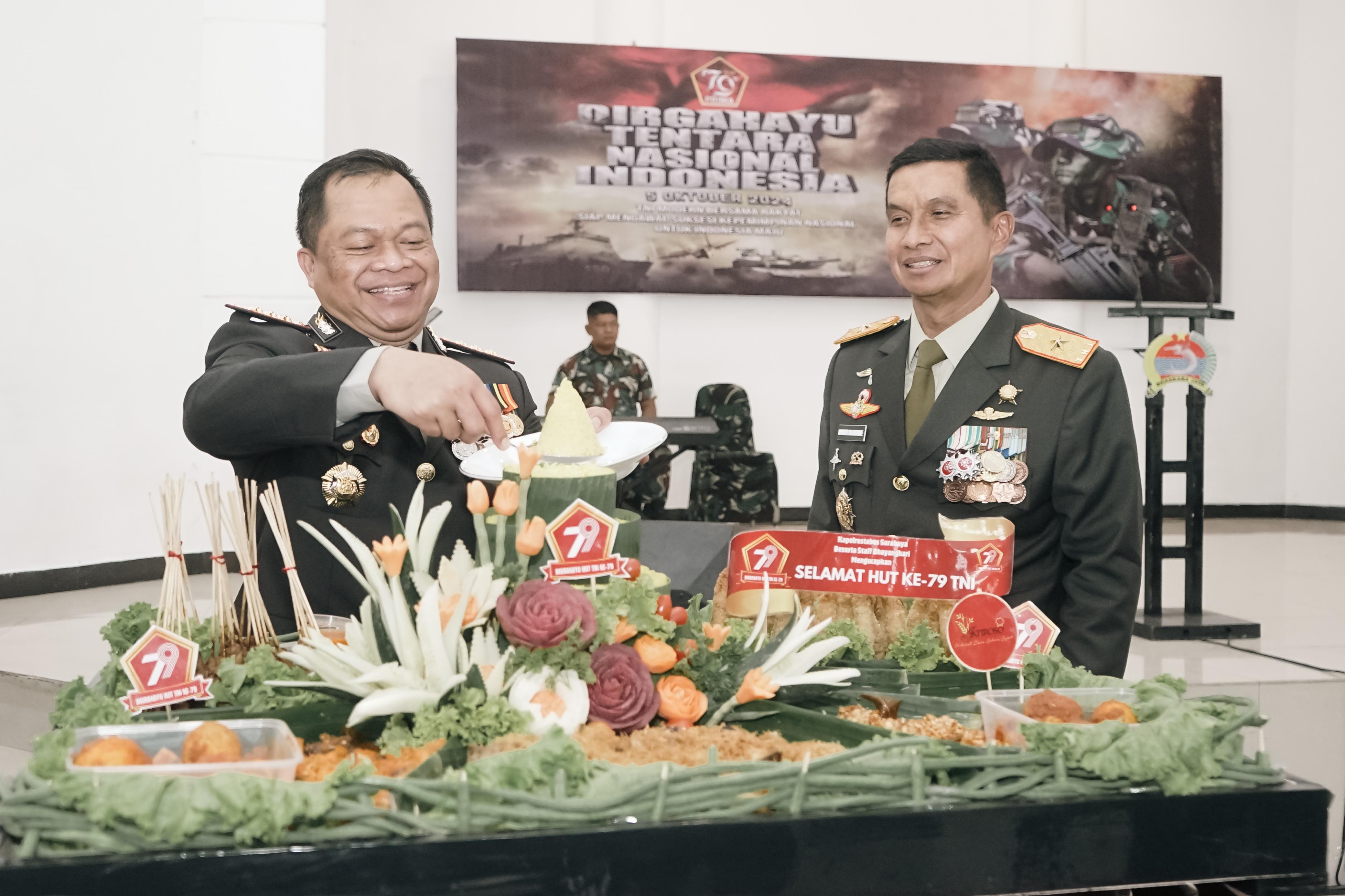 Kapolrestabes Surabaya Kombes Pol Luthfie Sulistiawan bersama Danrem 084 Bhaskara Jaya Kolonel Inf Danny Alkadrie merayakan HUT TNI ke-79. (IST)