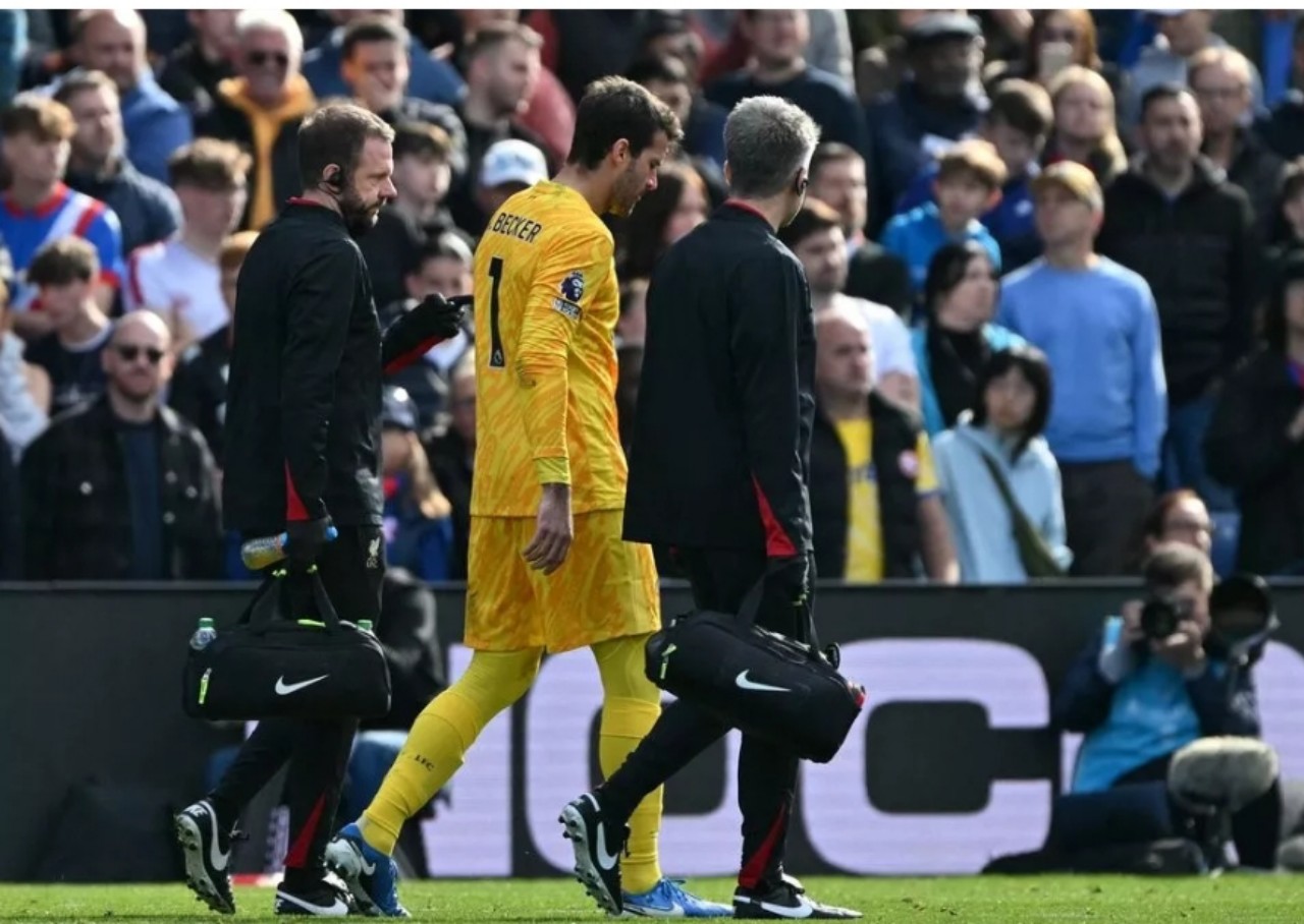 Alisson Becker kembali bermasalah dengan paha kanannya.