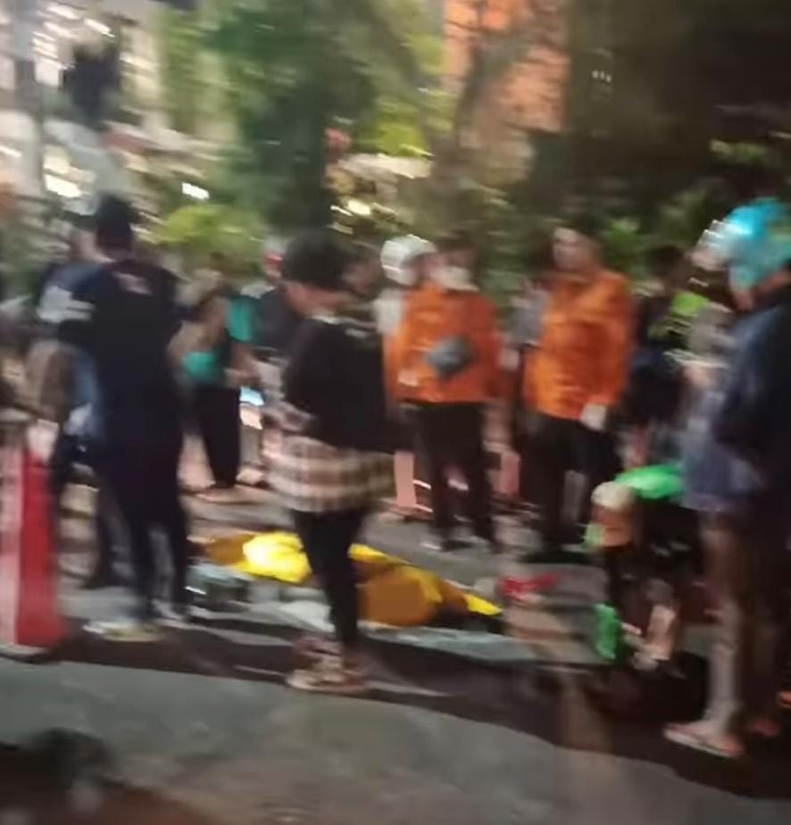 Korban saat ditemukan meninggal dunia di Jalan Dr Ir Soekarno, Surabaya. Penabrak melarikan diri dan masih diselidiki polisi. (IST)