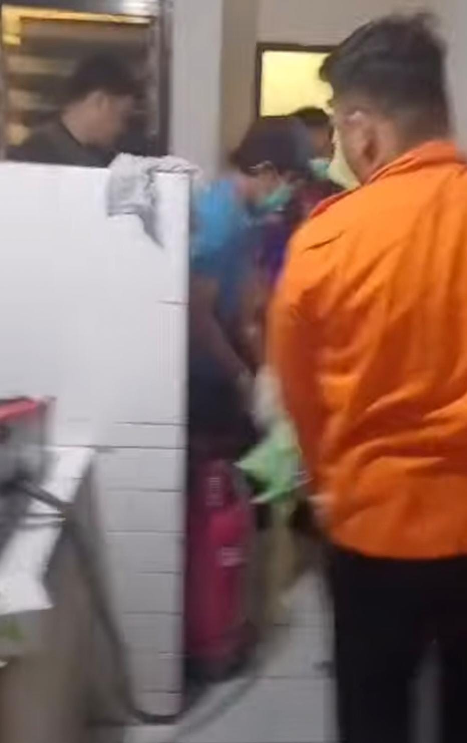 Petugas BPBD Surabaya membantu perempuan yang melahirkan bayi di kamar mandi Jalan Babatan Pantai, Surabaya. (IST)
