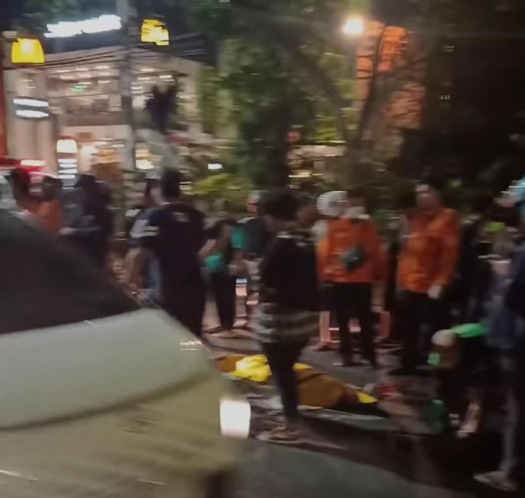 Korban S saat hendak dievakuasi ke rumah sakit. Korban meninggal dunia setelah terlibat kecelakaan di Jalan Sidorame, Surabaya.