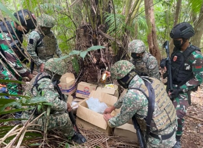 KOMPAK: Personel gabungan Satgas Pamtas Yonzipur 8/SMG bersama Tentara Darat Malaysia melaksanakan patroli di perbatasan dan menemukan barang-barang terlarang.