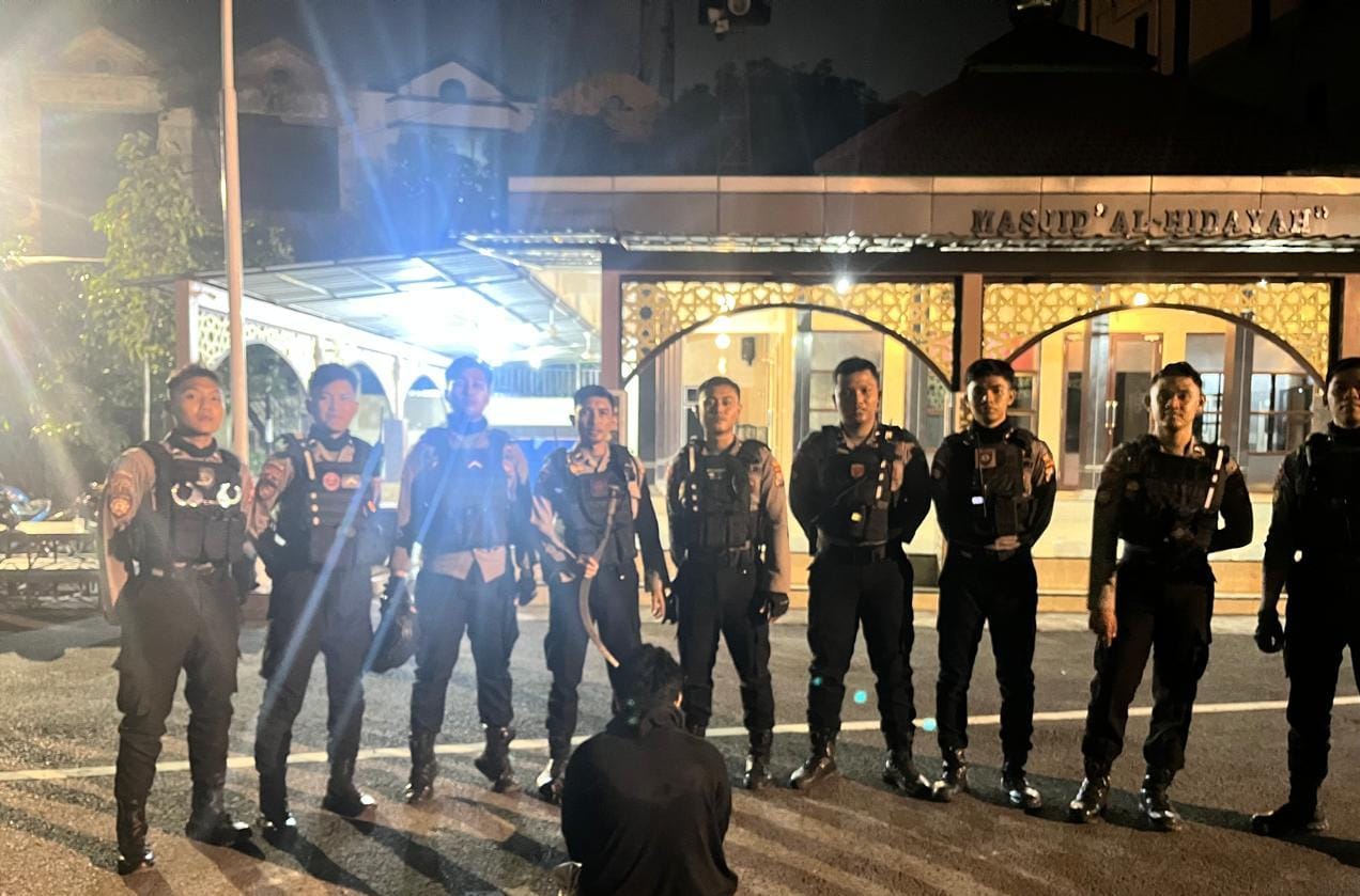 Unit Raimas Sat Samapta Polres Pelabuhan Tanjung Perak mengamankan satu remaja membawa sajam jenis celurit di Jalan Tambak Wedi, Surabaya. (IST)