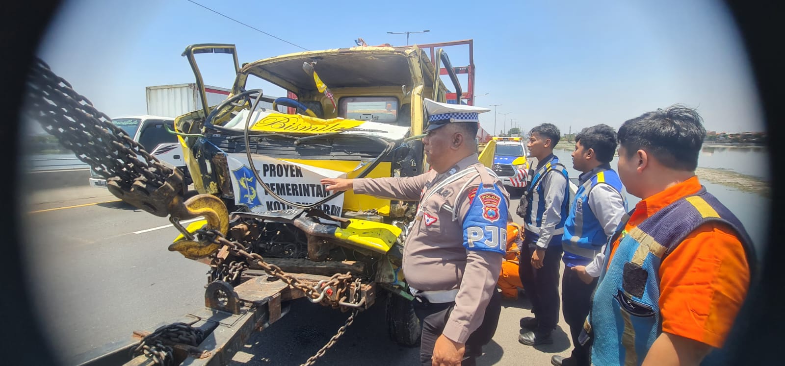 Petugas PJR menunjukkan kondisi truk nopol AD 9180 RM yang mengalami kerusakan setelah menabrak truk lain  di KM 2/B Tol Perak, Senin (7/10). (IST)