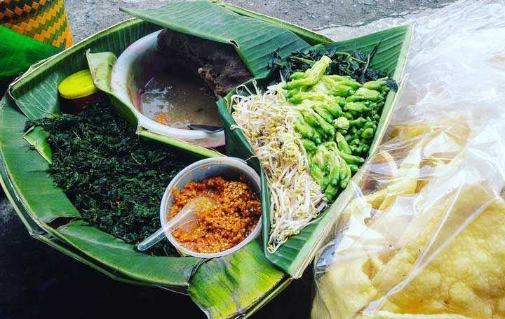 Pecel Semanggi menjadi salah satu kuliner khas Surabaya.