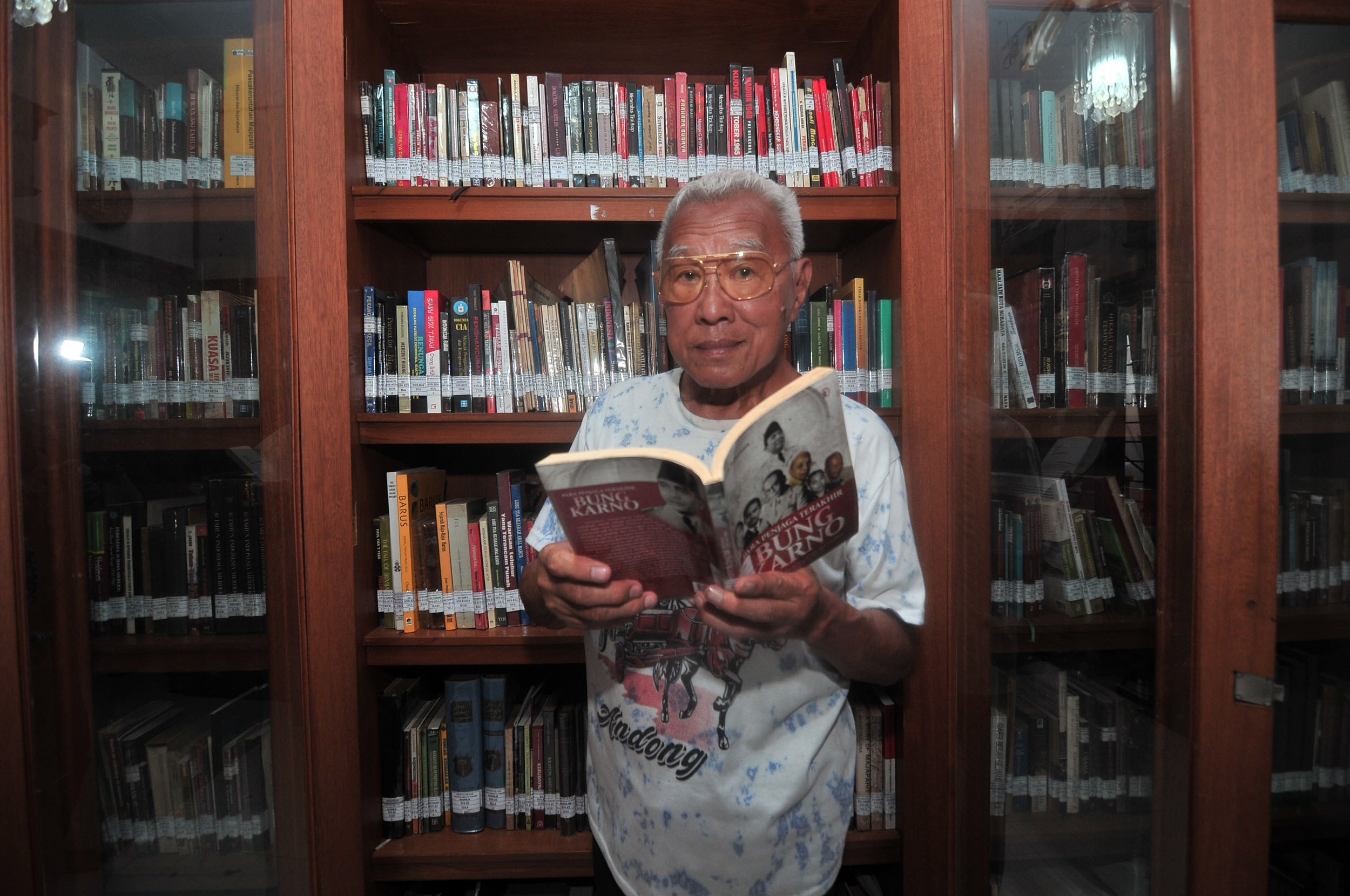 Banyak buku langka dan buku-buku sejarah yang menjadi koleksi perpustakaan yang didirikan oleh Oei Hiem Hwie ini.