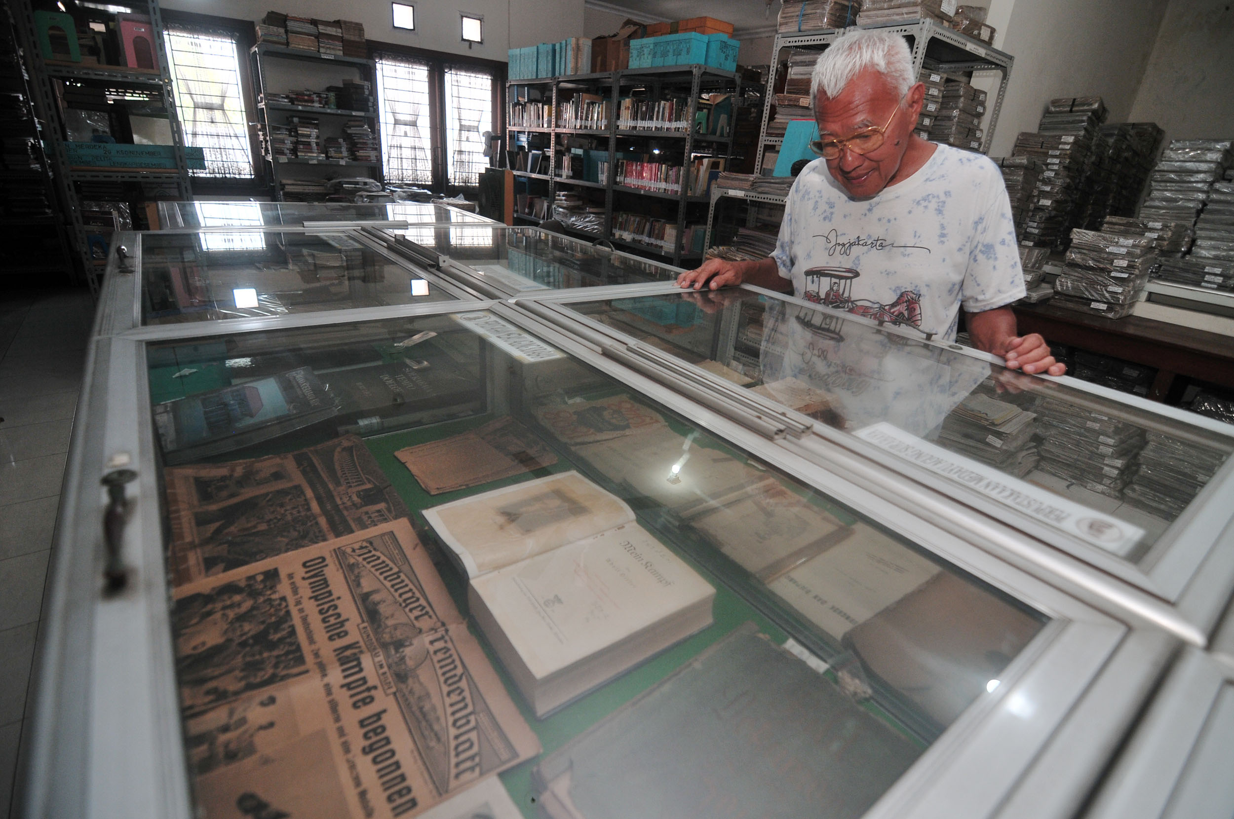 Perpustakaan Medayu Agung memiliki koleksi surat kabar langka dari era Hindia Belanda.