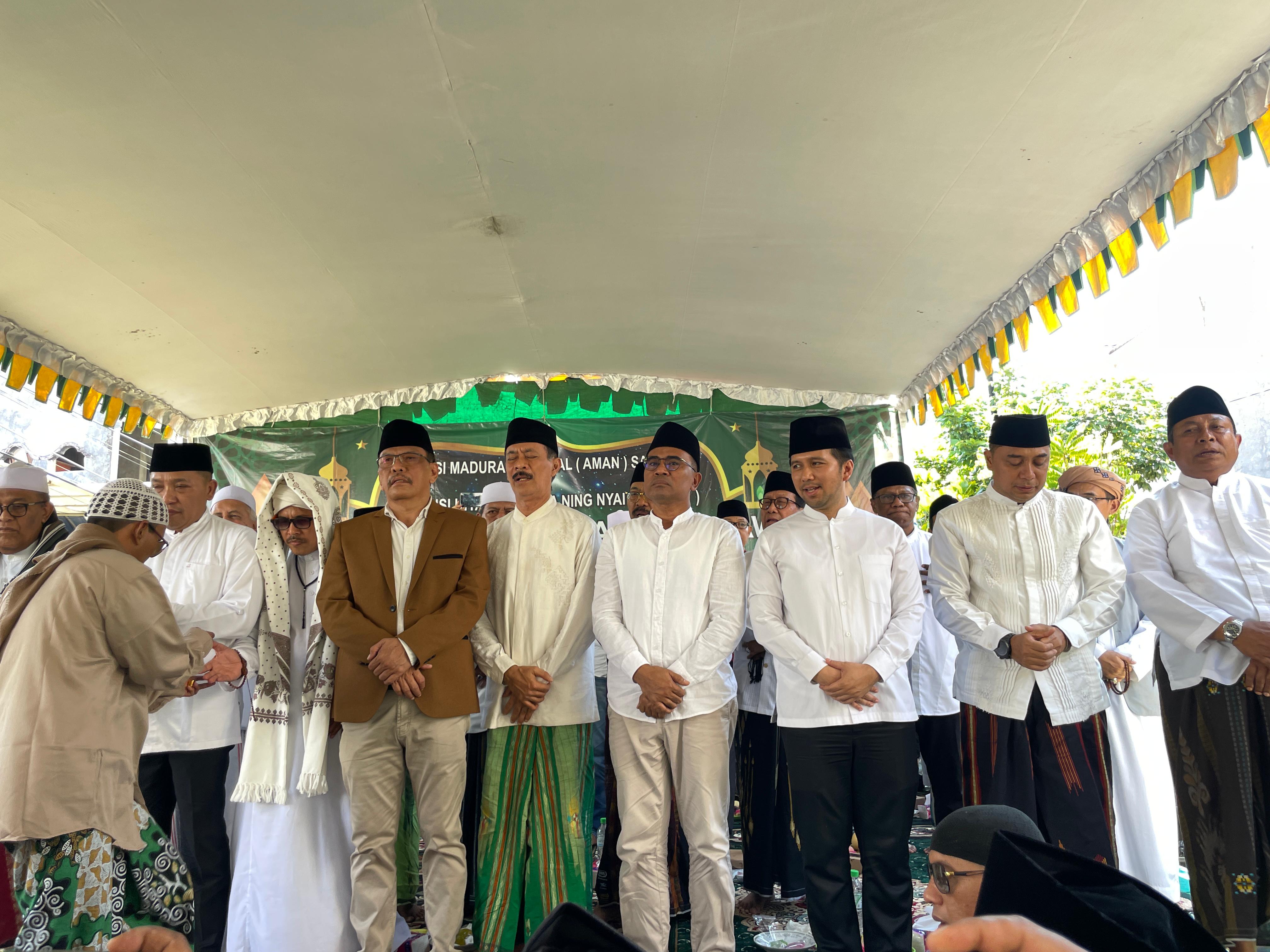 Para tokoh dan ulama di Jawa Timur terus mendukung pasangan Khofifah-Emil saat acara Maulid Nabi di kediaman H. Suli, Ketua Aliansi Madura Nasional (AMAN) di Kelurahan Dupak, Surabaya. (IST)