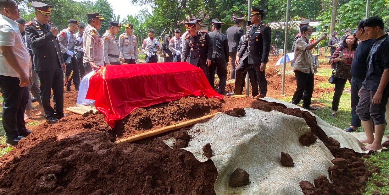 USAI ENAM HARI DIRAWAT: Suasana pemakaman Kapolres Boyolali AKBP Muhammad Yoga di TPU Cilangkap, Kampung Banjaran Pucung, Kecamatan Tapos, Depok, Senin (7/10).