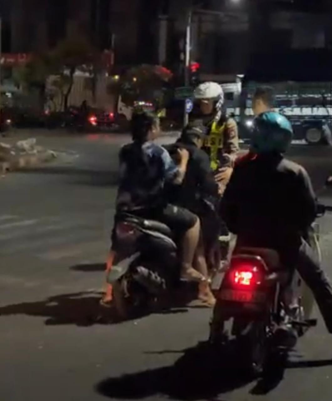 NEKAT: Petugas satlantas Polrestabes Surabaya mengamankan sepeda motor dari pengendara yang terkena razia di Kedung Cowek, Surabaya beberapa waktu lalu.
