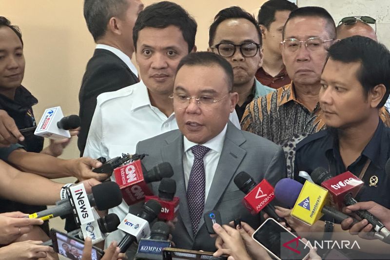 Wakil Ketua DPR RI Sufmi Dasco Ahmad memberikan keterangan usai menerima keluh kesah para hakim di kompleks parlemen, Senayan, Jakarta, Selasa (8/10).