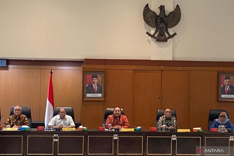 Juru Bicara sekaligus Wakil Ketua Bidang Non-Yudisial Mahkamah Agung Suharto (tengah) saat menerima audiensi Solidaritas Hakim Indonesia di Gedung Mahkamah Agung, Jakarta, Senin (7/10/2024).