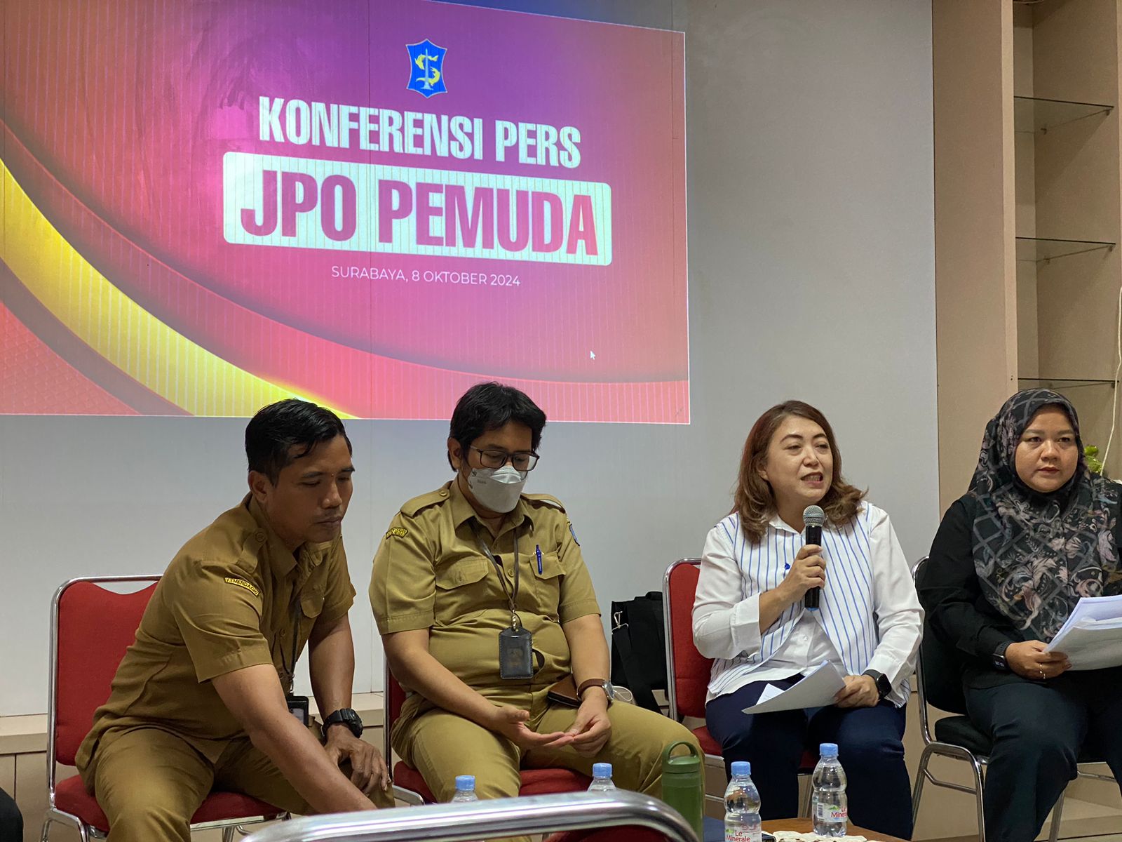 Pengelola JPO Jalan Pemuda, Dinar Aisyah memberi keterangan terkait adanya dugaan kesengajaan dalam peristiwa kebakaran JPO Jalan Pemuda di kantor Pemerintah Kota Surabaya, Selasa (8/9).