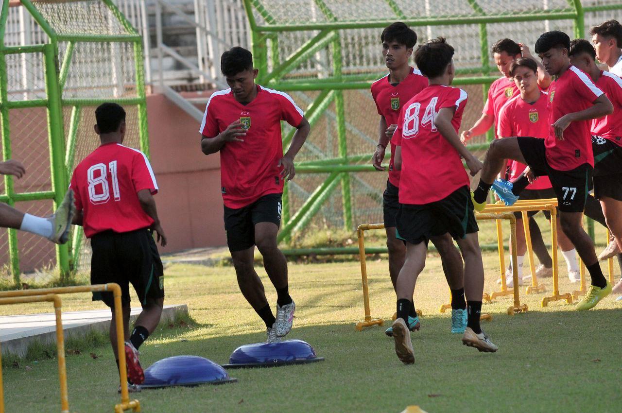 Catur Pamungkas kembali berlatih bersama rekan-rekannya di Persebaya Surabaya. (Andy Satria/Radar Surabaya)