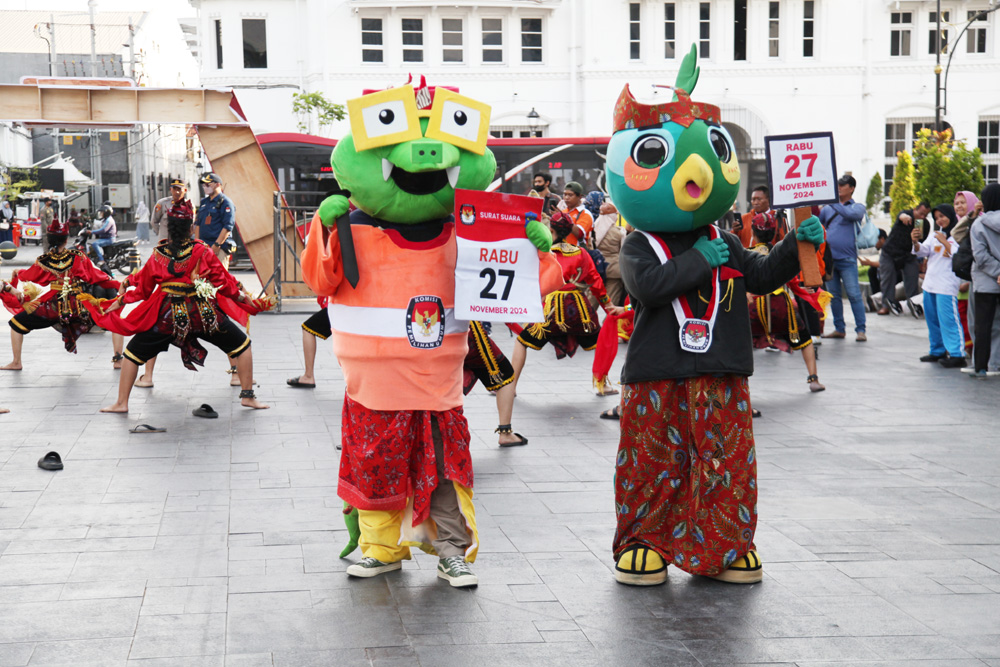 Maskot Pilgub Jatim 2024, Si Jalih, dan maskot Pilwali Surabaya 2024 Si Mbois, saat diperkenalkan di Kawasan Kota Lama Surabaya, Selasa (8/10).