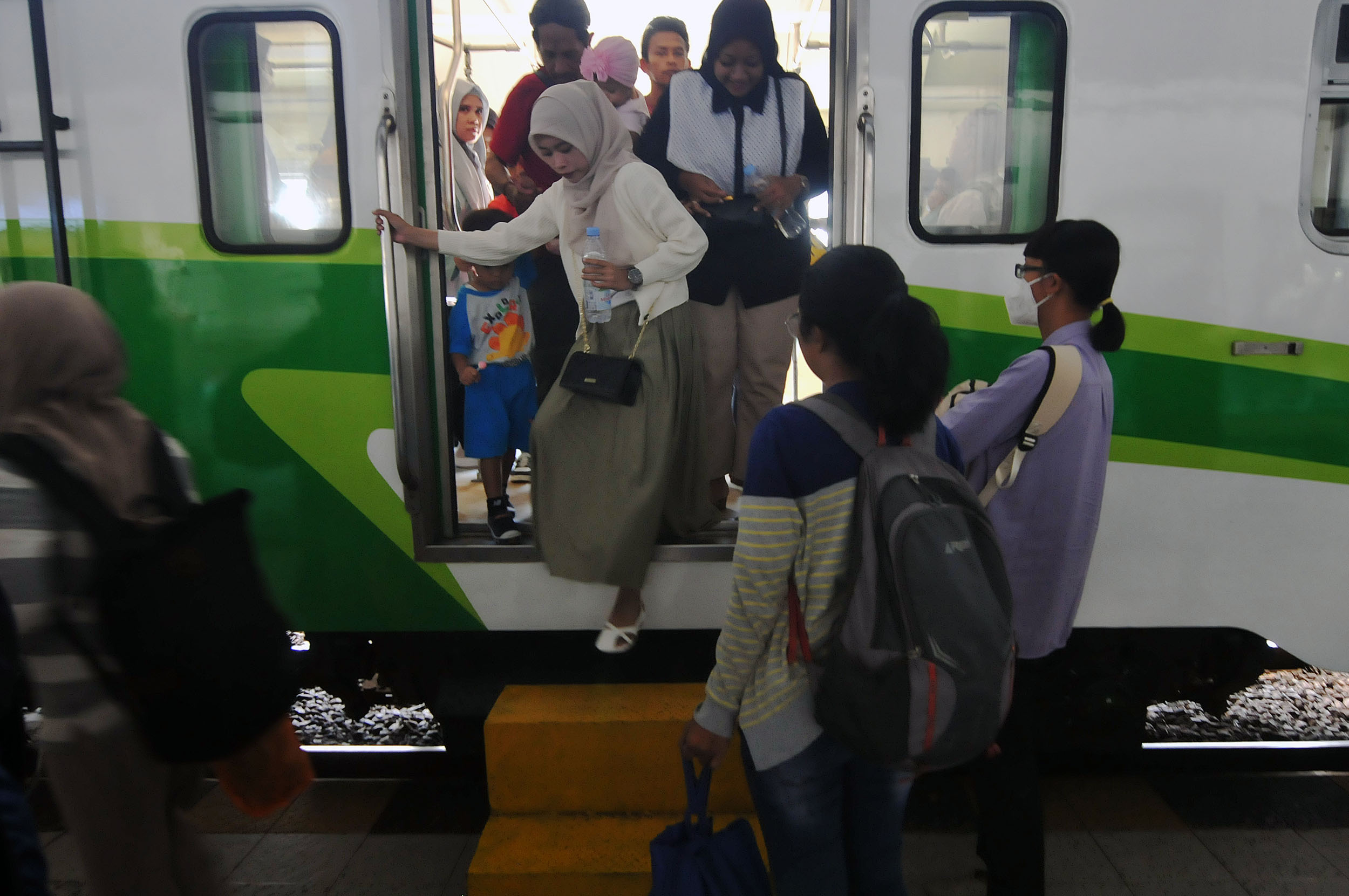 MENINGKAT: Penumpang KAI commuter line di wilayah Daop 8 Surabaya mengalami peningkatan.