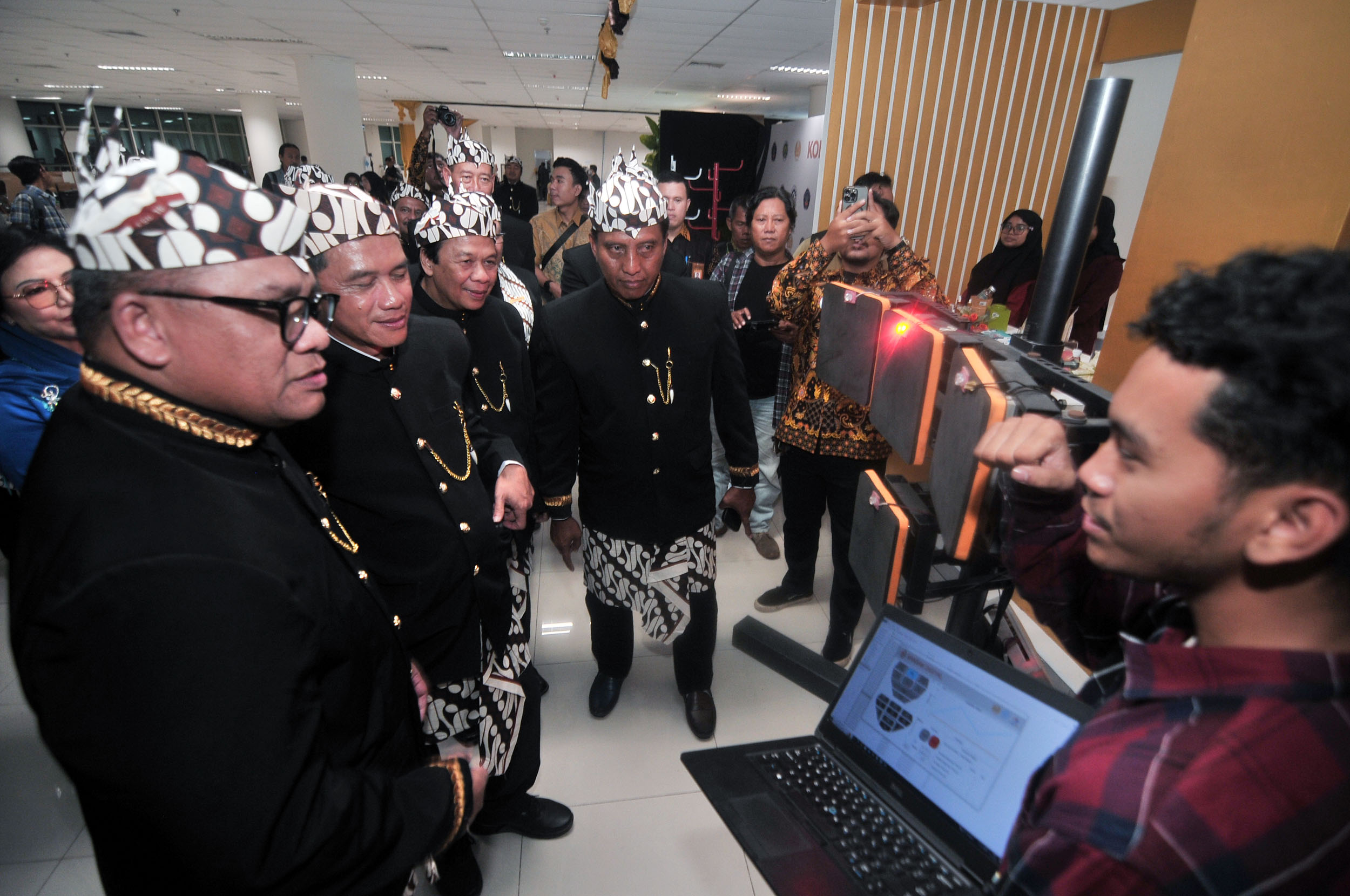 KUNJUNGI PAMERAN: Rektor Unesa Nurhasan bersama rektor PTN lainnya mengunjungi tenant pameran oleh mahasiswa sebelum pembukaan Konvensi Nasional Pendidikan (Konaspi) di Graha Unesa.