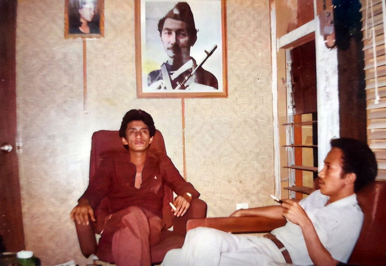 KENANGAN: Foto almarhum Letnan Moch Achijat terpajang di Kantor Manager Hotel Flores.