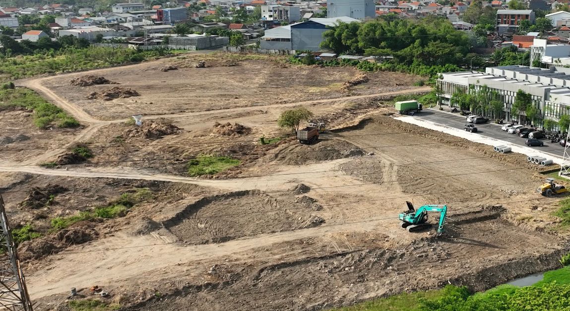 Fasilitas Komersial: Citraland The GreenLake kembali menambah fasilitas  Supermarket yang mulai dibangun dan tahun 2025 sudah beroperasi.