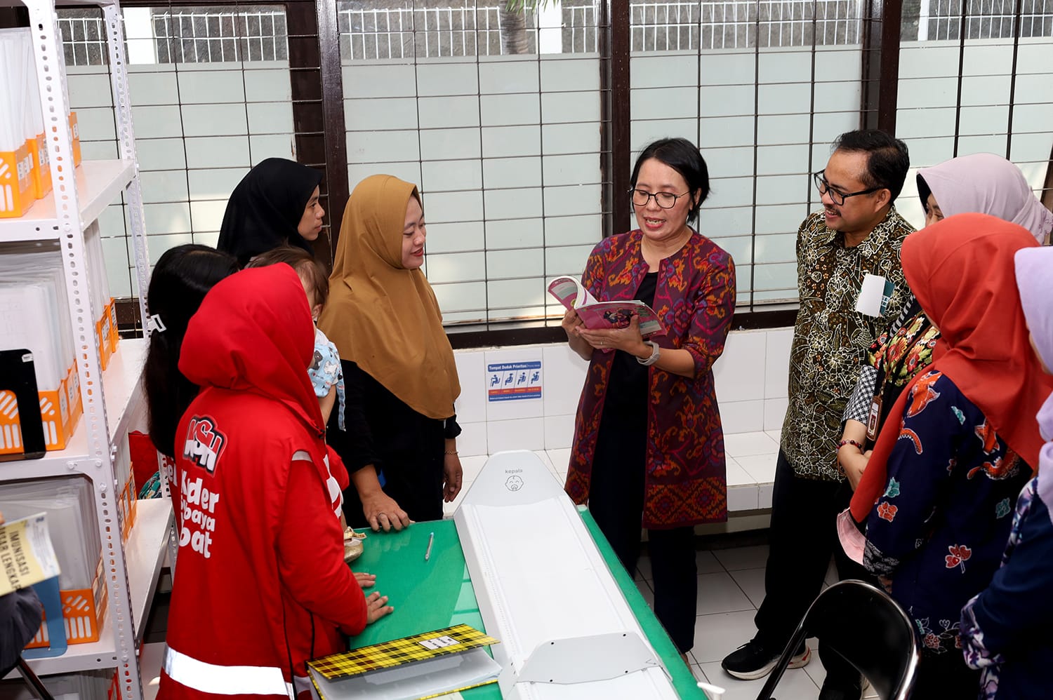 Program Satu RW Satu Nakes menjadi salah satu upaya Pemkot Surabaya dalam meningkatkan layanan kesehatan bagi warga.