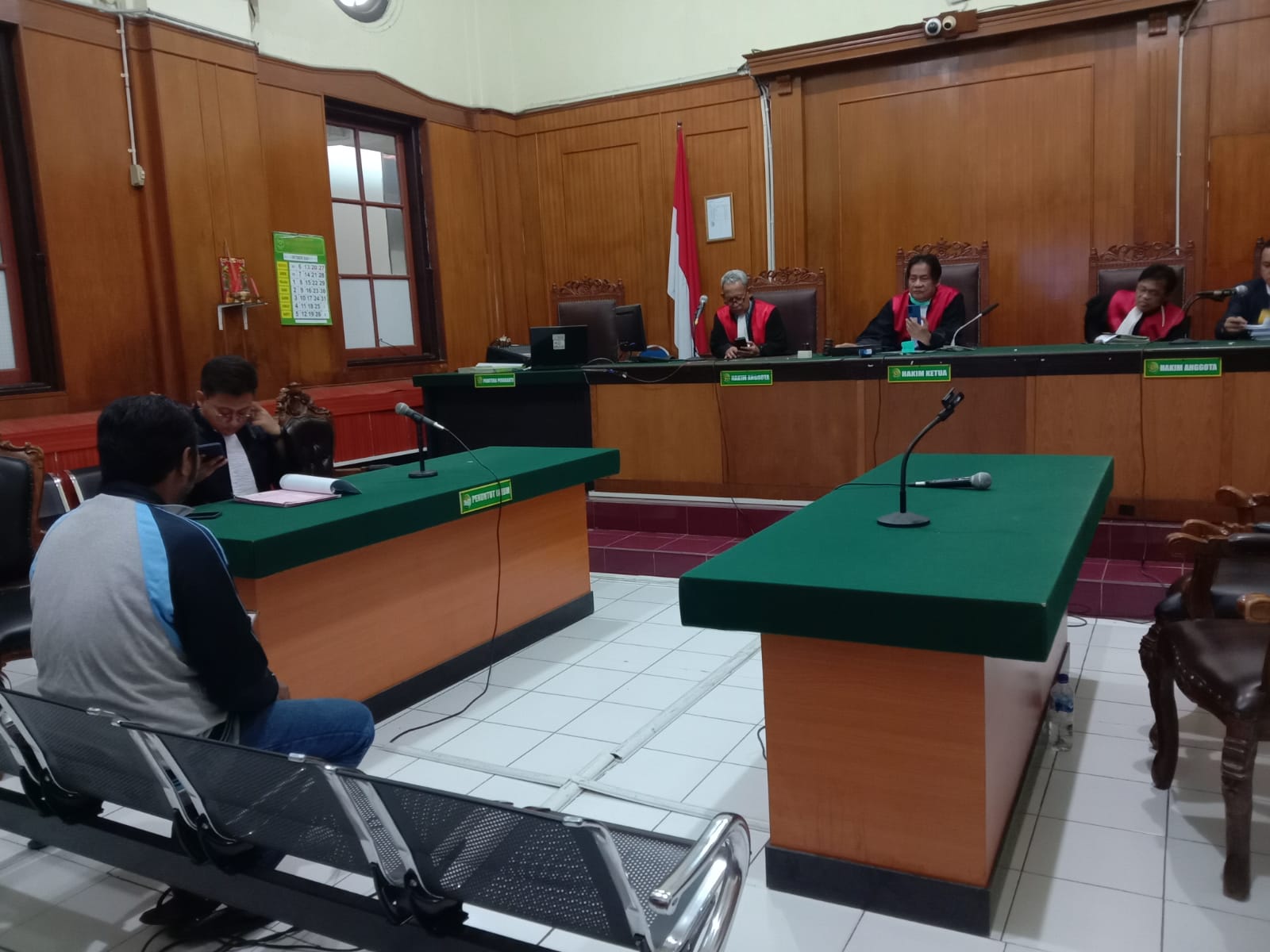SAKSI : Nur Hendra Teguh Widodo saat memberikan keterangan di PN Surabaya