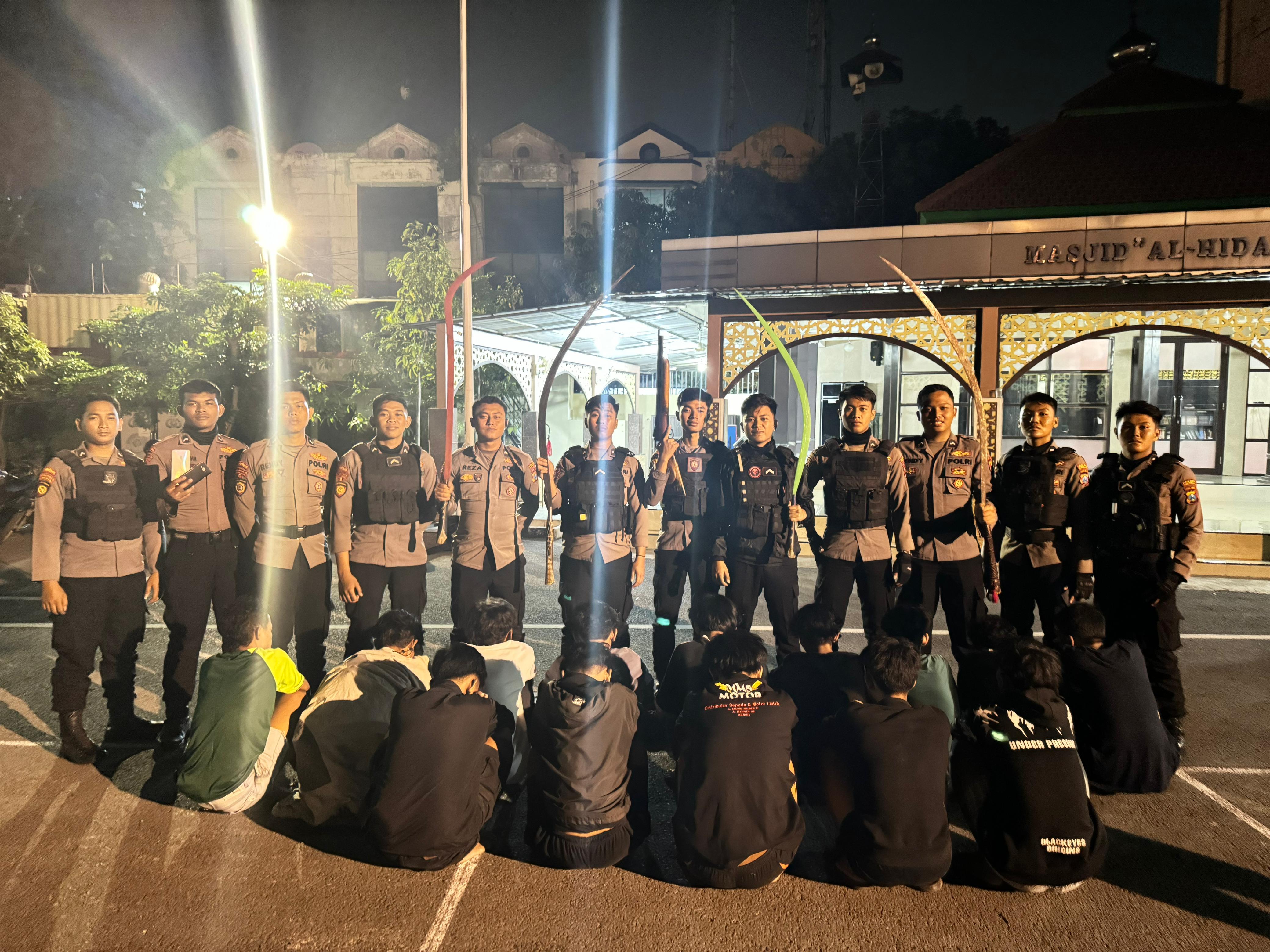 Sebanyak 14 anggota geng remaja diamankan di Jalan Tambak Wedi Baru, Surabaya. Polisi temukan satu senapan angin. (IST)