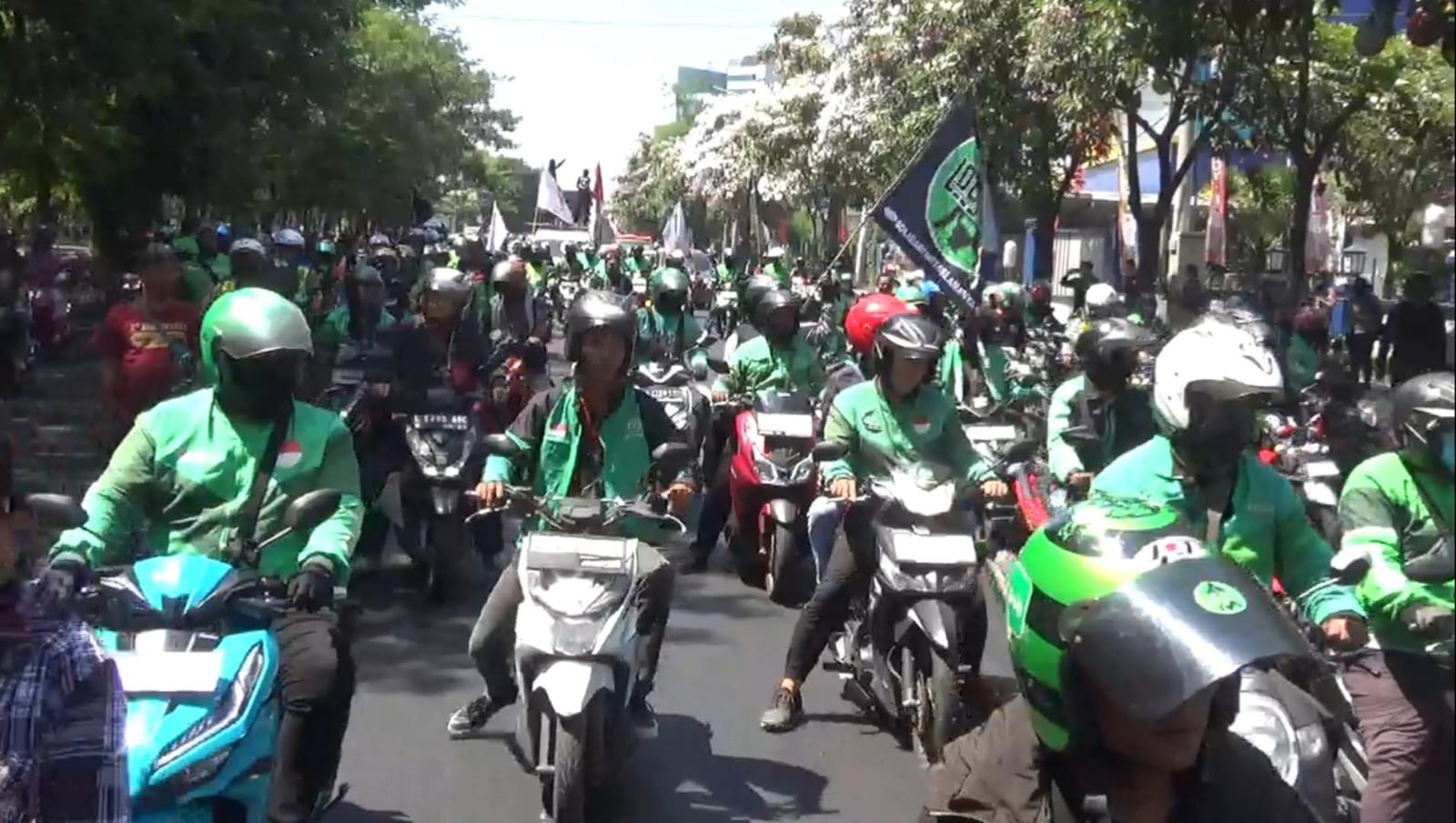 Para driver online saat menggelar aksi di Jalan Frontage Ahmad Yani Surabaya.