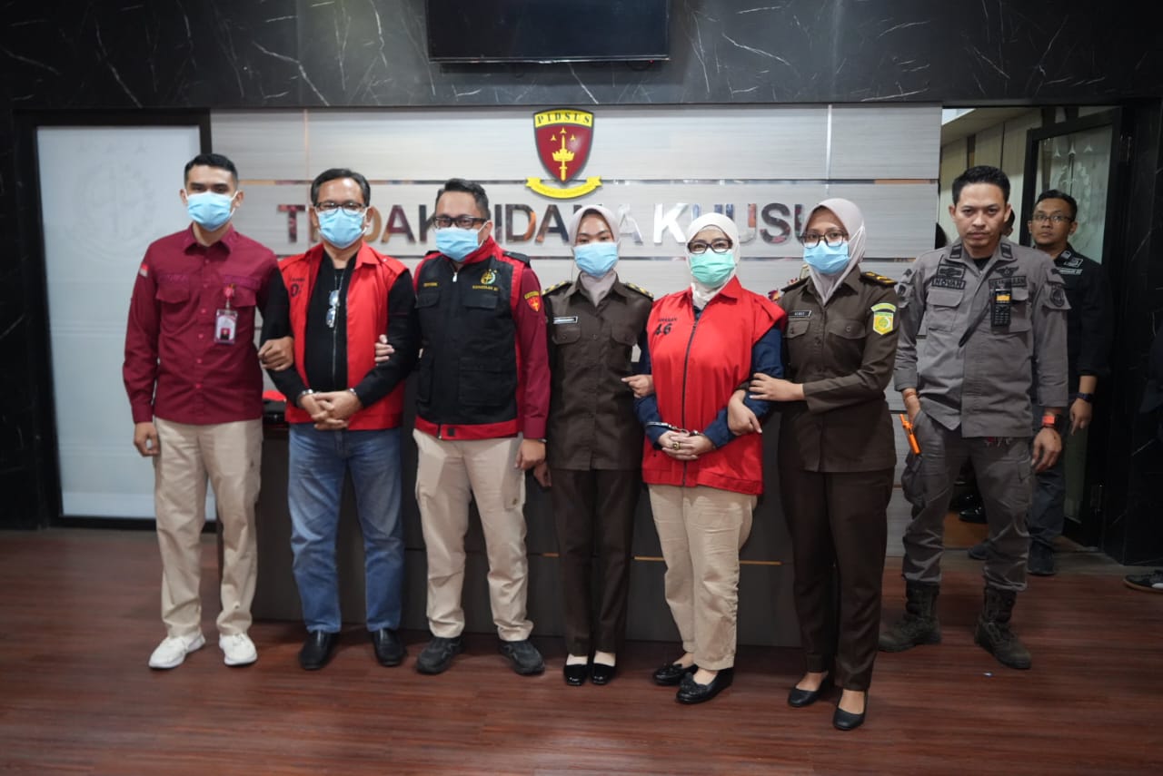 RAKUS : Dua dari tiga tersangka kasus dugaan kredit fiktif yang ditahan di cabang rutan kelas I Surabaya.  &nbsp;