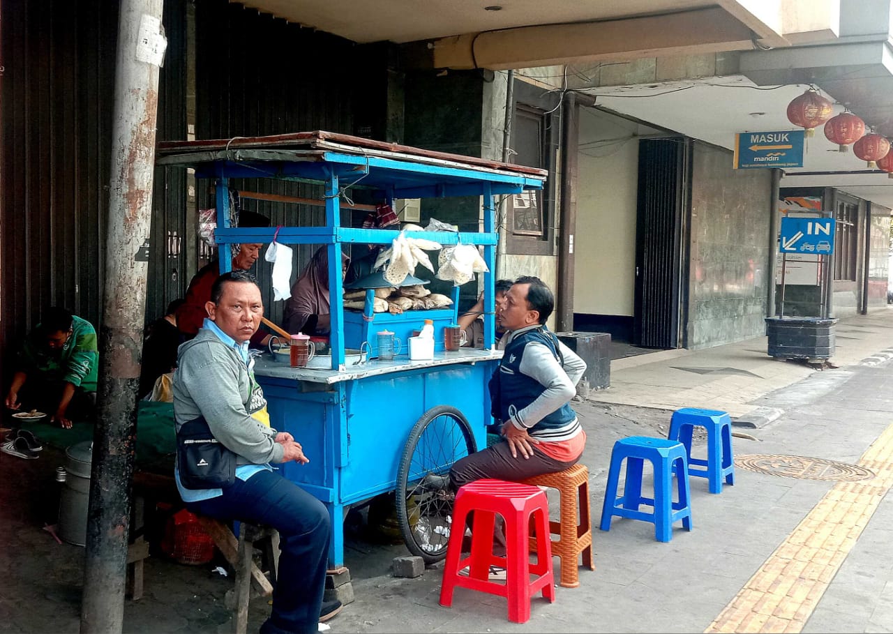 PUNYA PEMBELI SETIA: Dengan jualan gule kacang ijo, Roichan mampu menguliahkan keempat anaknya di kampus ternama Surabaya.