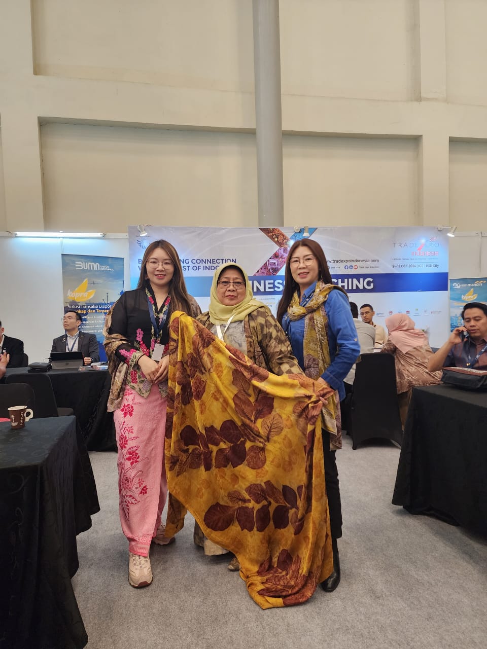 RAMAH LINGKUNGAN: Owner Namira Eco Print, Yayuk Eko Agustin Wahyuni memamerkan produk batik ecoprint dalam Trade Expo Indonesia 2024.