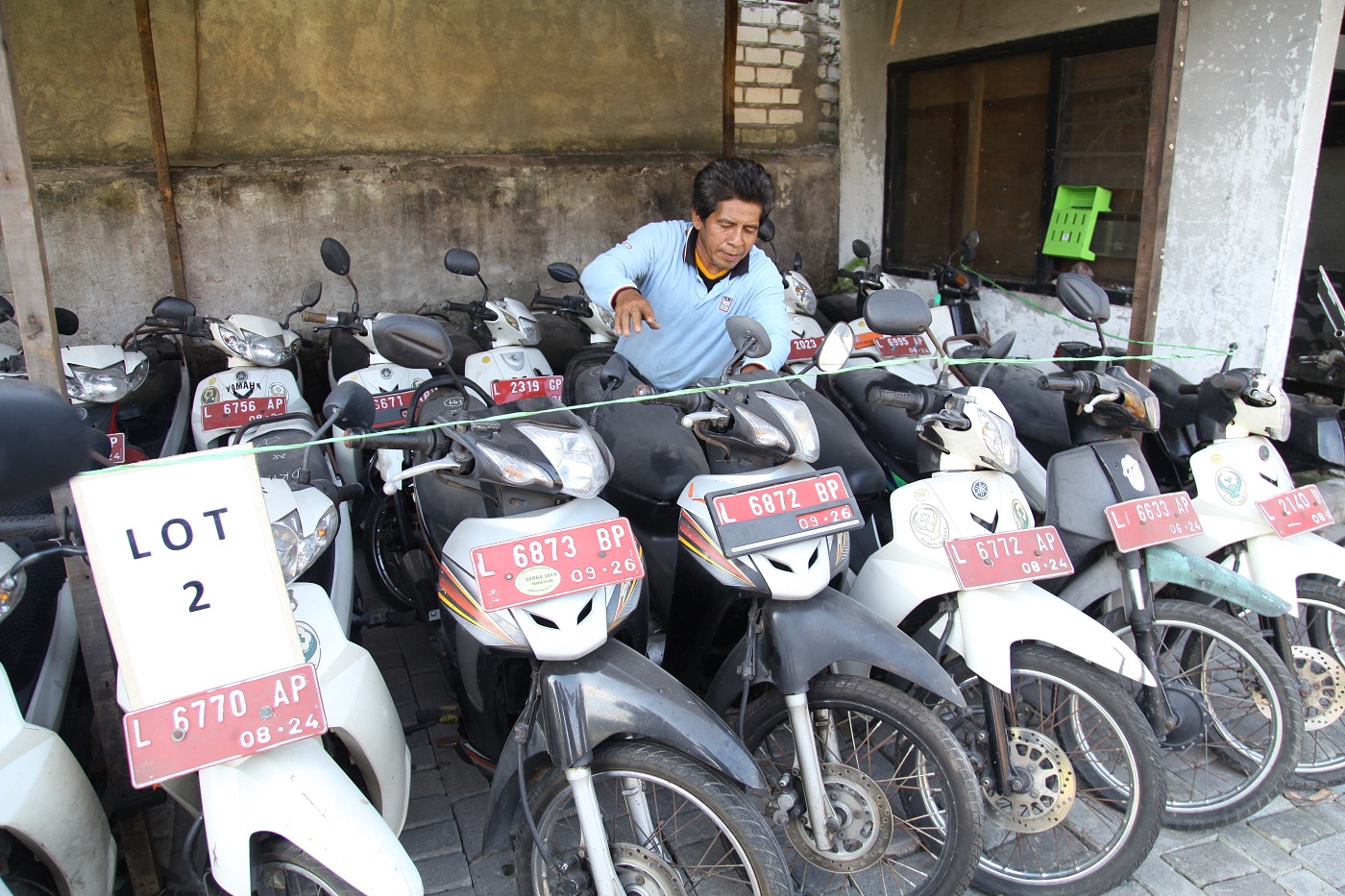 UNTUK PEREMAJAAN: Pekerja menata motor aset Pemkot Surabaya yang dilelang di Surabaya.