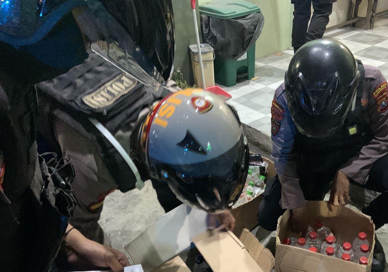 DISTRIBUTOR : Sebanyak 3.667 botol miras jenis arak disita dari toko dj Jalan Tenggumung Baru, Surabaya.