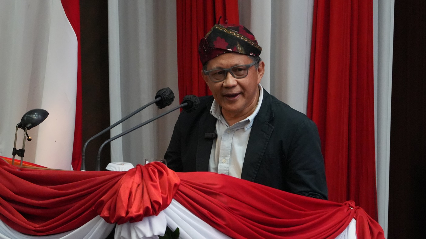 Rocky Gerung saat menghadiri rapat paripurna DPRD Jawa Timur dengan agenda Memperingati Hari Jadi ke 79 Provinsi Jawa Timur, Sabtu (12/10).