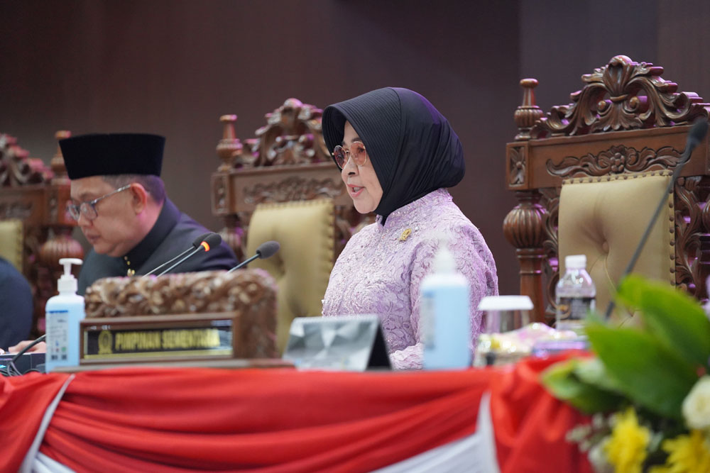 Wakil Ketua Sementara DPRD Jawa Timur Wara Sundari Pramana saat memimpin sidang paripurna dewan.