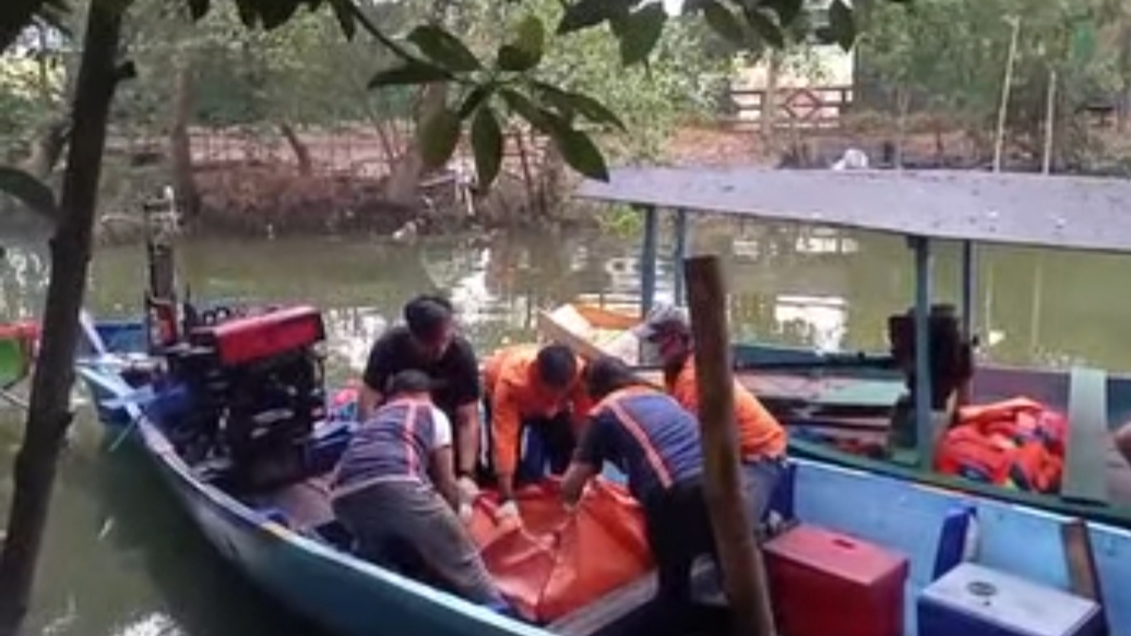 Petugas mengevakuasi mayat EB untuk dibawa ke ambulans menuju RSUD dr Soetomo Surabaya. (IST)