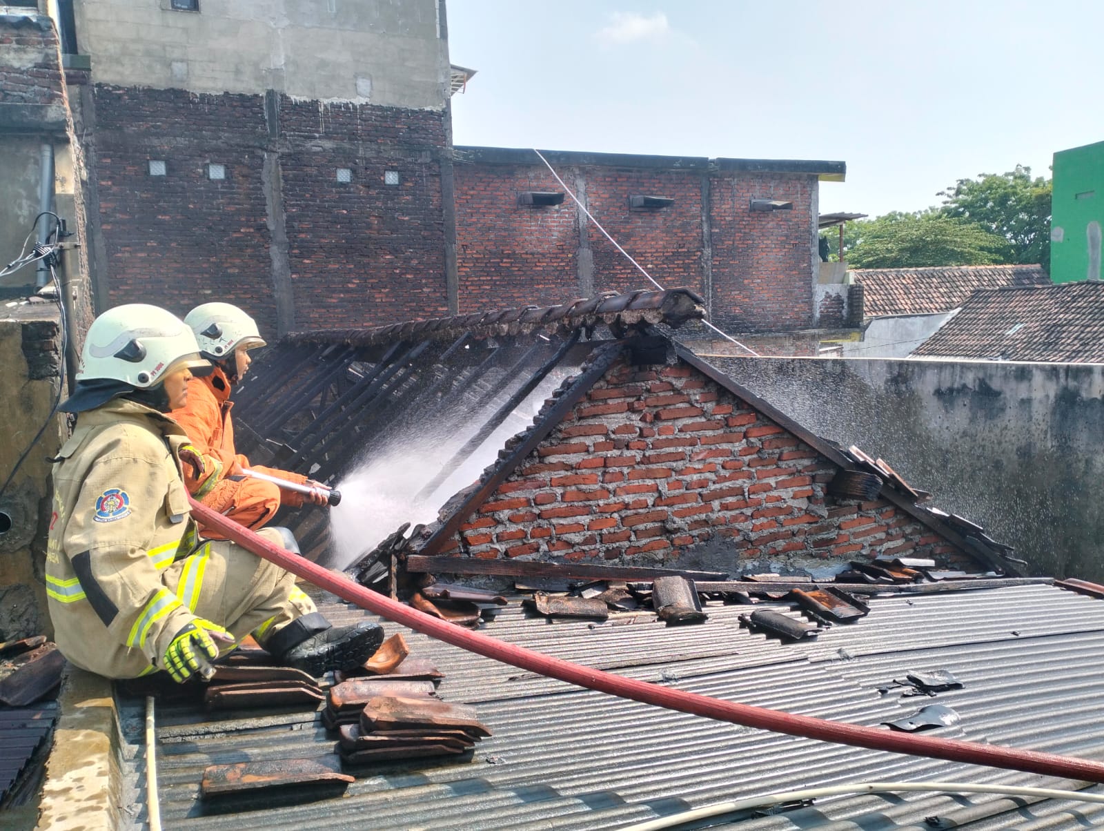 Tiga rumah kos di Jalan Semolowaru Utara, Surabaya, terbakar. Petugas DPKP memadamkan dan melokalisir api. (IST)