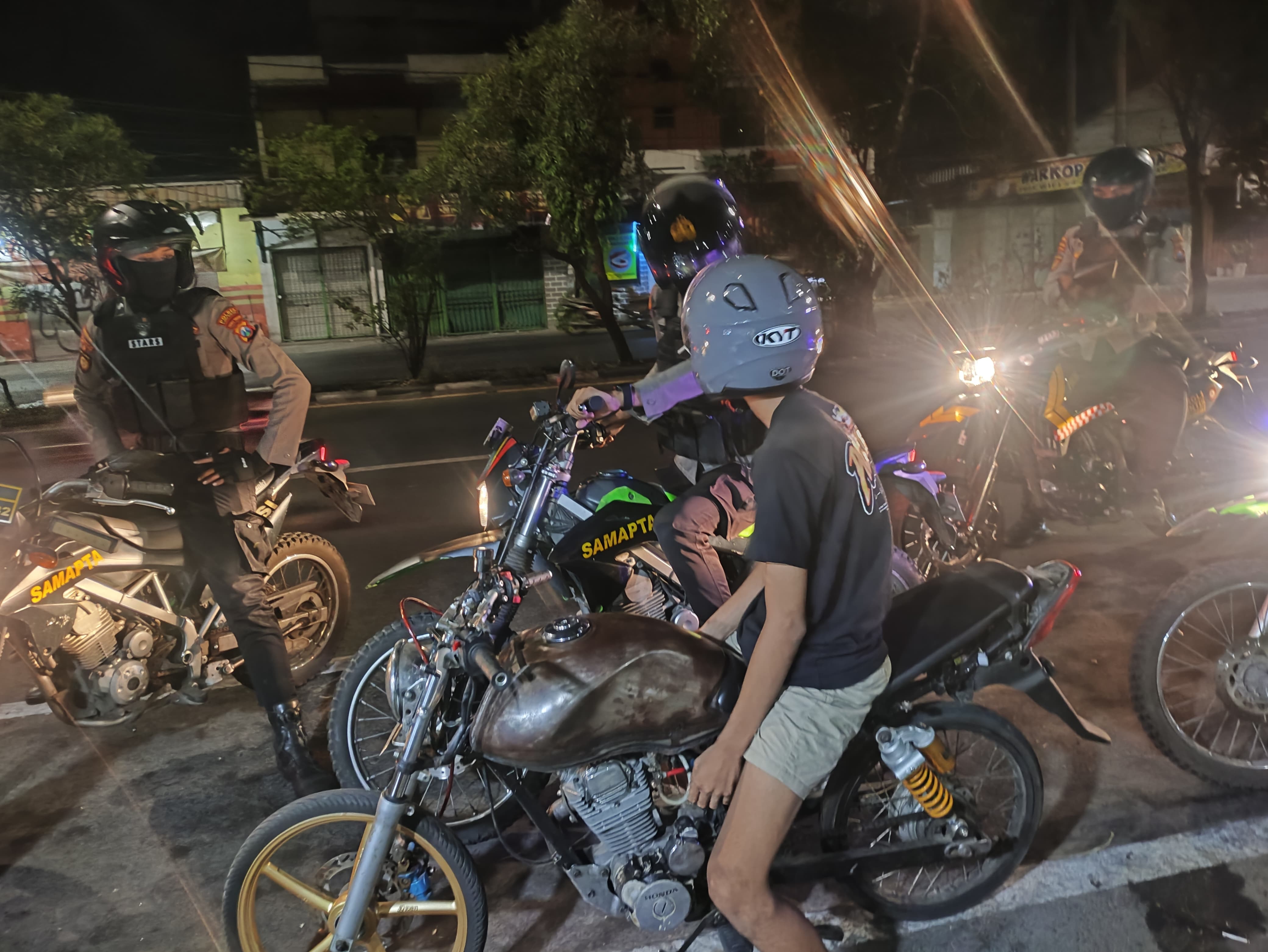 Unit Raimas Sat Samapta Polres Pelabuhan Tanjung Perak mengamankan delapan sepeda motor karena balap liar di Jalan Kedung Cowek, Surabaya. (IST)