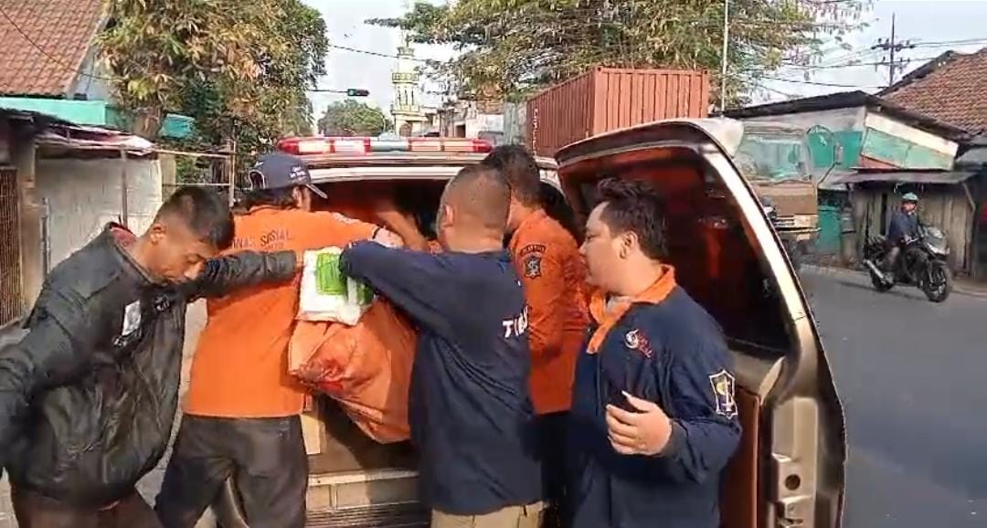 Kakek berjualan buah di Jalan Gresik Gadukan, Surabaya, dan tertabrak truk yang melaju oleng. (IST)