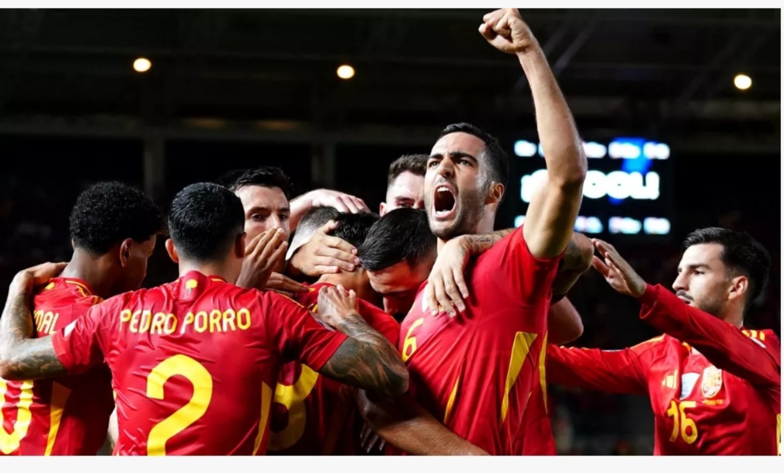 Martin Zubimendi (tengah) jadi bintang kenangan Spanyol.