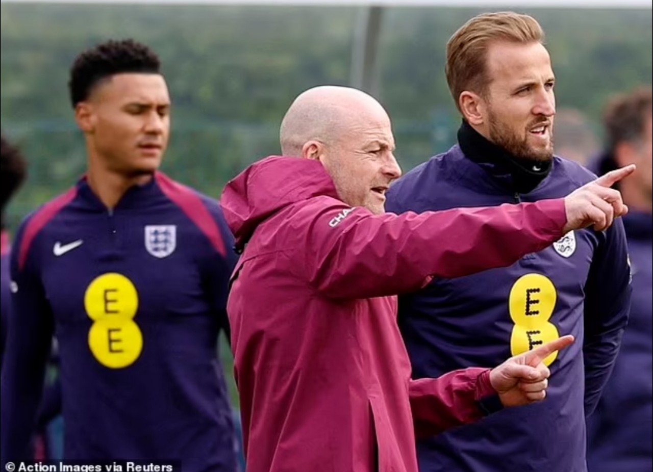 Carsley terlihat berbicara dengan Kane saat latihan pada hari Sabtu, sementara Ollie Watkins (kiri) memperhatikan.