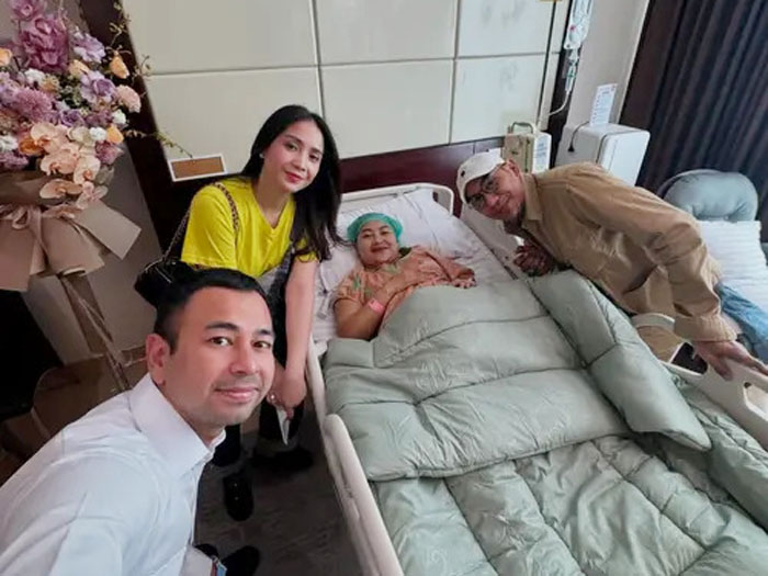 Raffi Ahmad bersama Nagita Slavina saat menjenguk Mpok Alpa di RS Bunda Menteng Jakarta Pusat didampingi sang suami Adji Darmadji.