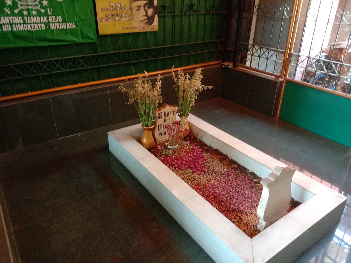 PENGGAGAS NU: Makam KH Mas Alwi bin Abdul Aziz dikelilingi oleh rumah warga di kawasan Rangkah.