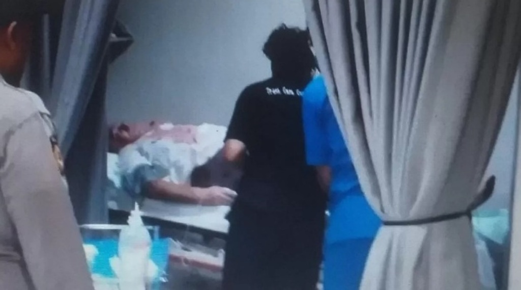 SELAMAT: Bule asal Australia mendapat perawatan medis di Est Medical usai terjun ke dalam jembatan.