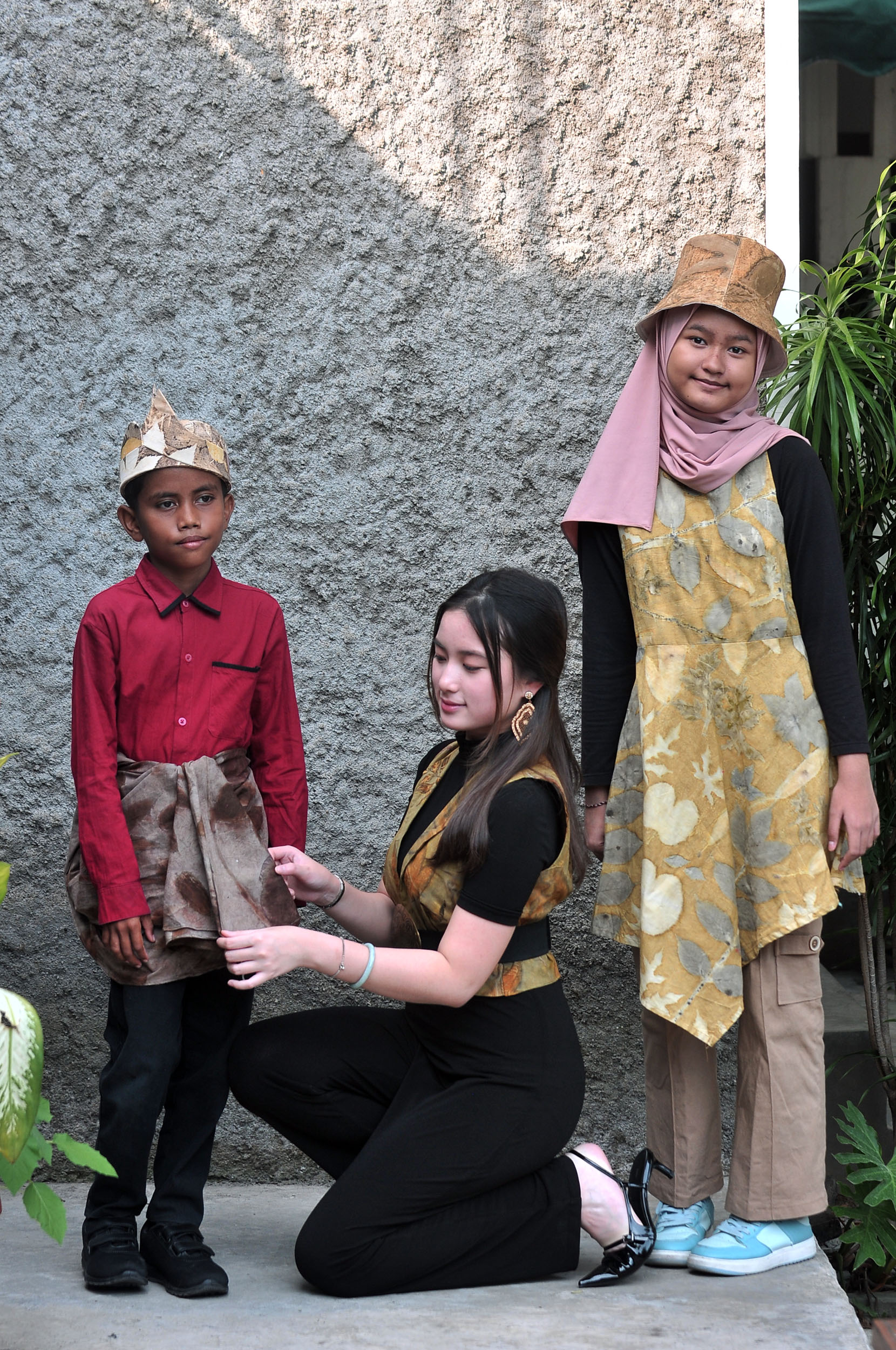 RAMAH LINGKUNGAN: Marcha Sharapova Rusli (kiri) bersama anak berkebutuhan khusus mengenakan busana batik ecoprint buatannya di kawasan Jemursari, Surabaya, Senin (14/10).