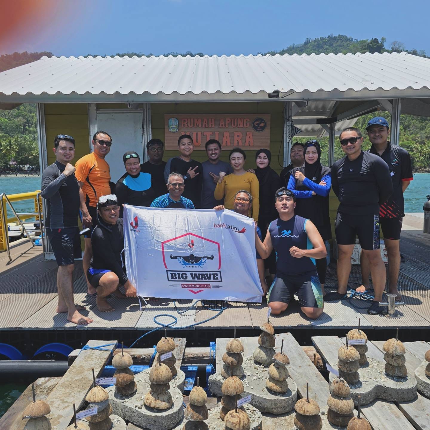 Pengurus dan Anggota Big Wave Aquatic Club dalam agenda Konservasi Bioreeftek di Pantai Mutiara.
