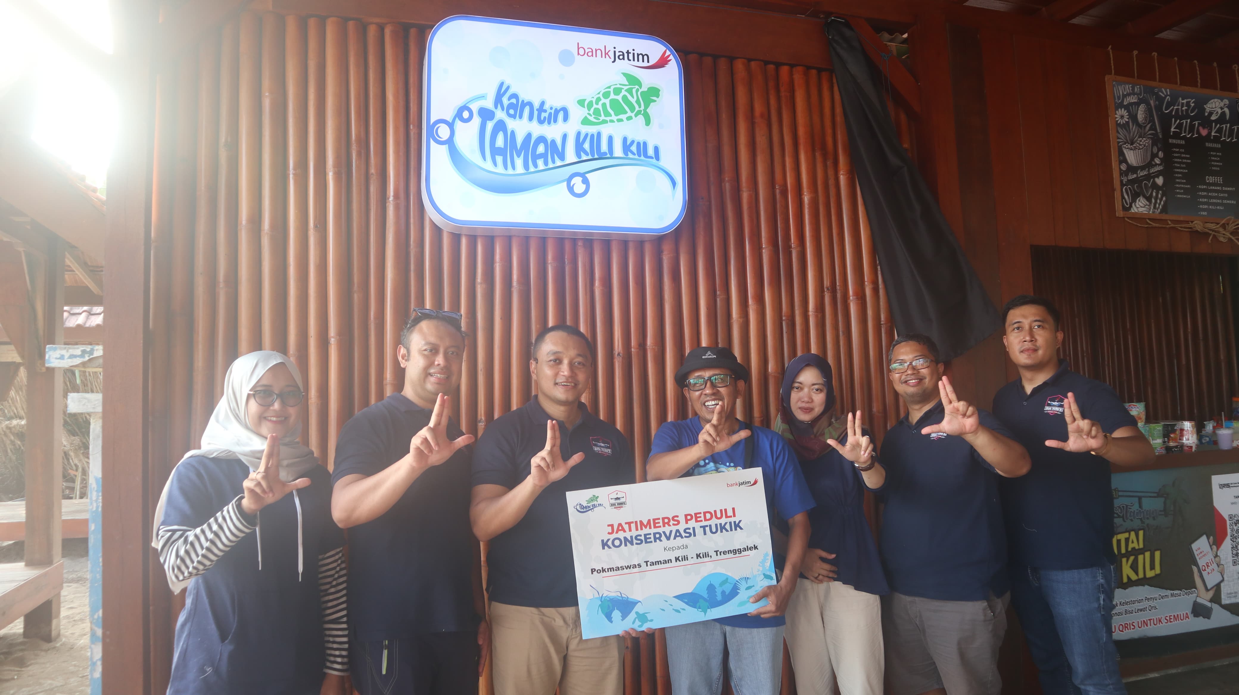 Pengurus dan Anggota Big Wave Aquatic Club Ceremony Serah Terima Charity di Pantai Taman Kili-kili Trenggalek.