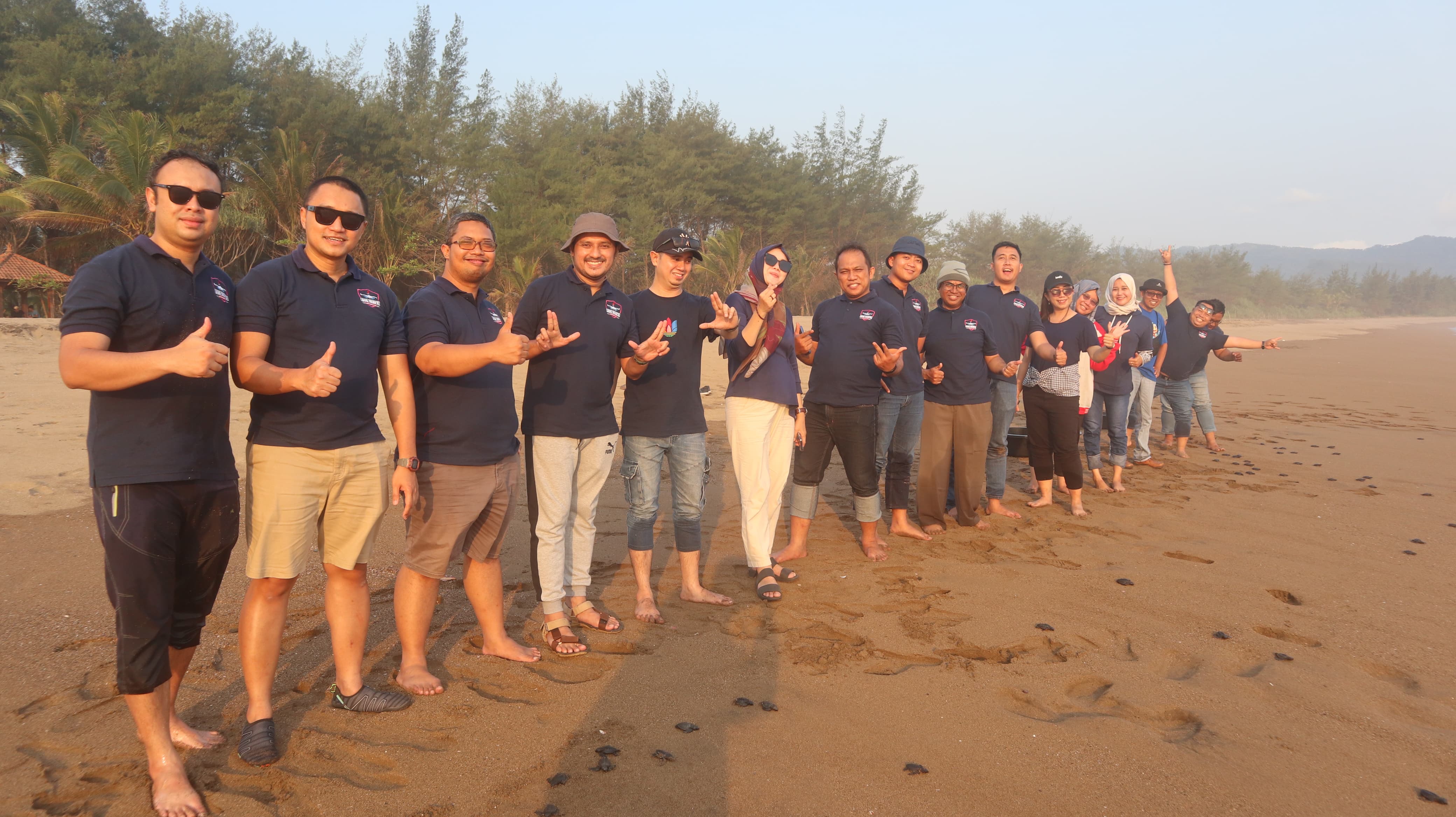 Pengurus dan Anggota Big Wave Aquatic Club dalam agenda Pelepasan Tukik di Pantai Taman Kili-kili Trenggalek.