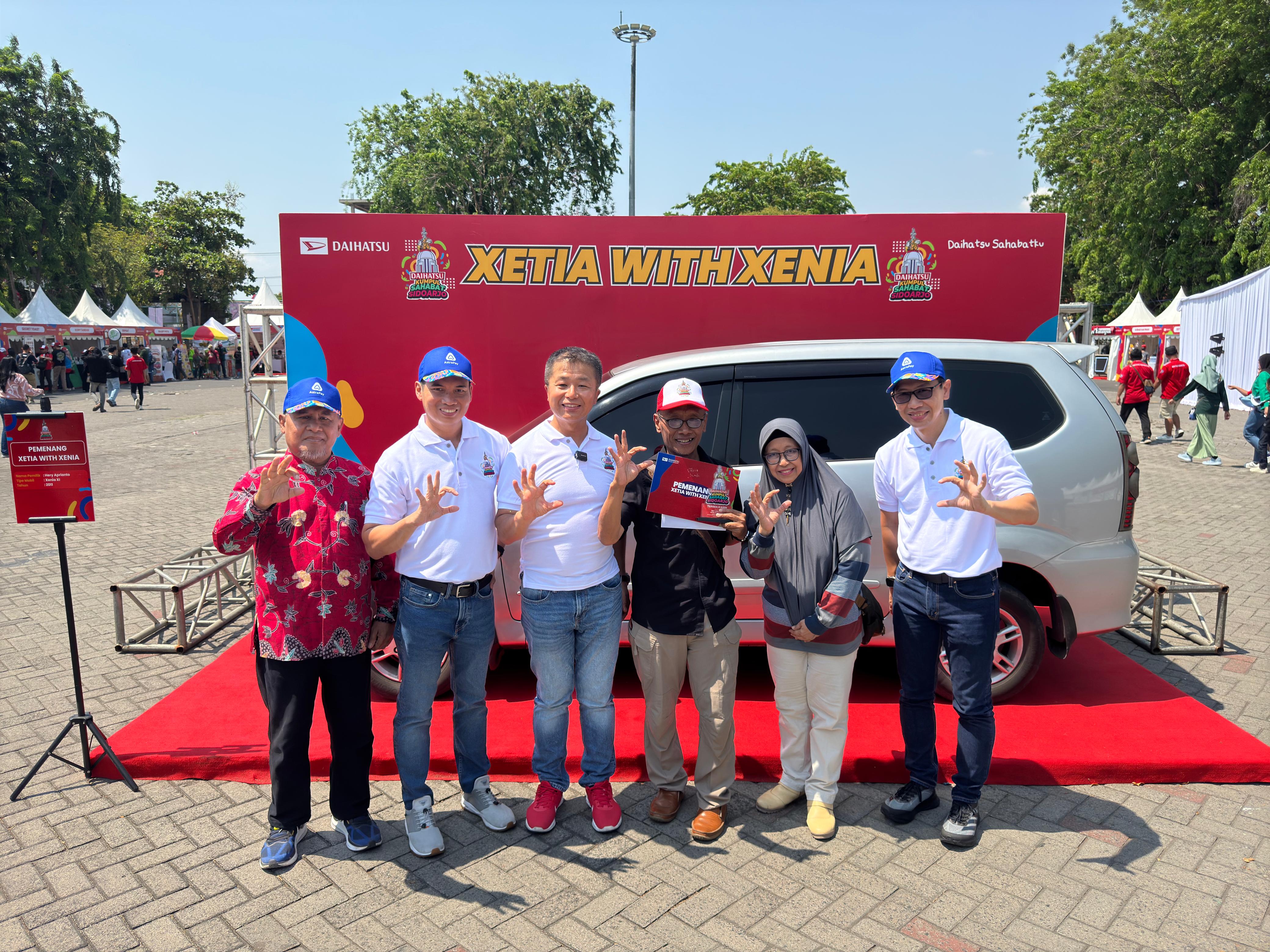 BANGGA: Penyerahan apresiasi dari manajemen Daihatsu dan Kepala PMI Kabupaten Sidoarjo kepada pemenang Xetia With Xenia di Sidoarjo. (IST)