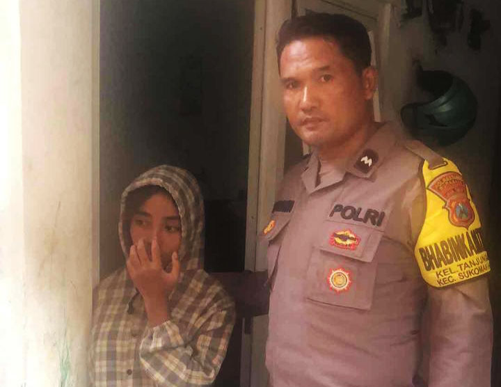 KEMBALI: Zahra Izatul Fadillah saat kembali di rumahnya didampingi anggota Bhabinkamtibmas kelurahan setempat.