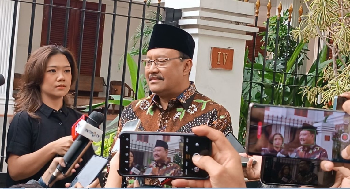 MASUK KABINET?: Menteri Sosial Saifullah Yusuf atau Gus Ipul usai mendatangi kediaman Prabowo Subianto di di Jalan Kertanegara 4, Jakarta Selatan, Senin (14/10).
